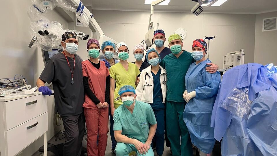 Во время самой важной части операции – удаления непосредственно опухоли – врачам удалось разбудить пациента для того, чтобы контролировать его речь и движения и не повредить отвечающие за них участки мозга