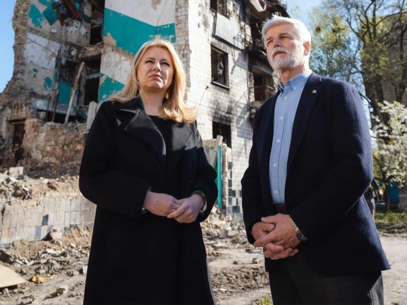 Президенты опубликовали фото на фоне здания, поврежденного из-за российской агрессии в Украине