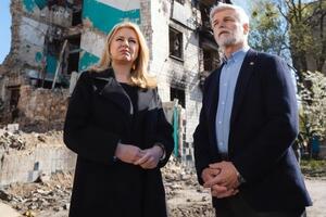 Президенты опубликовали фото на фоне здания, поврежденного из-за российской агрессии в Украине