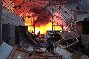 В Днепре после ракетного удара горел ангар строительной базы