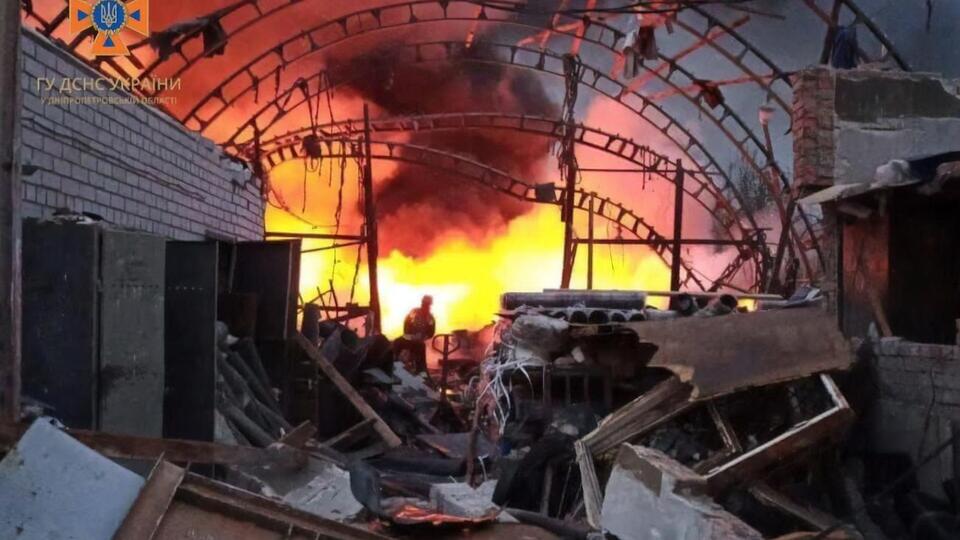 В Днепре после ракетного удара горел ангар строительной базы