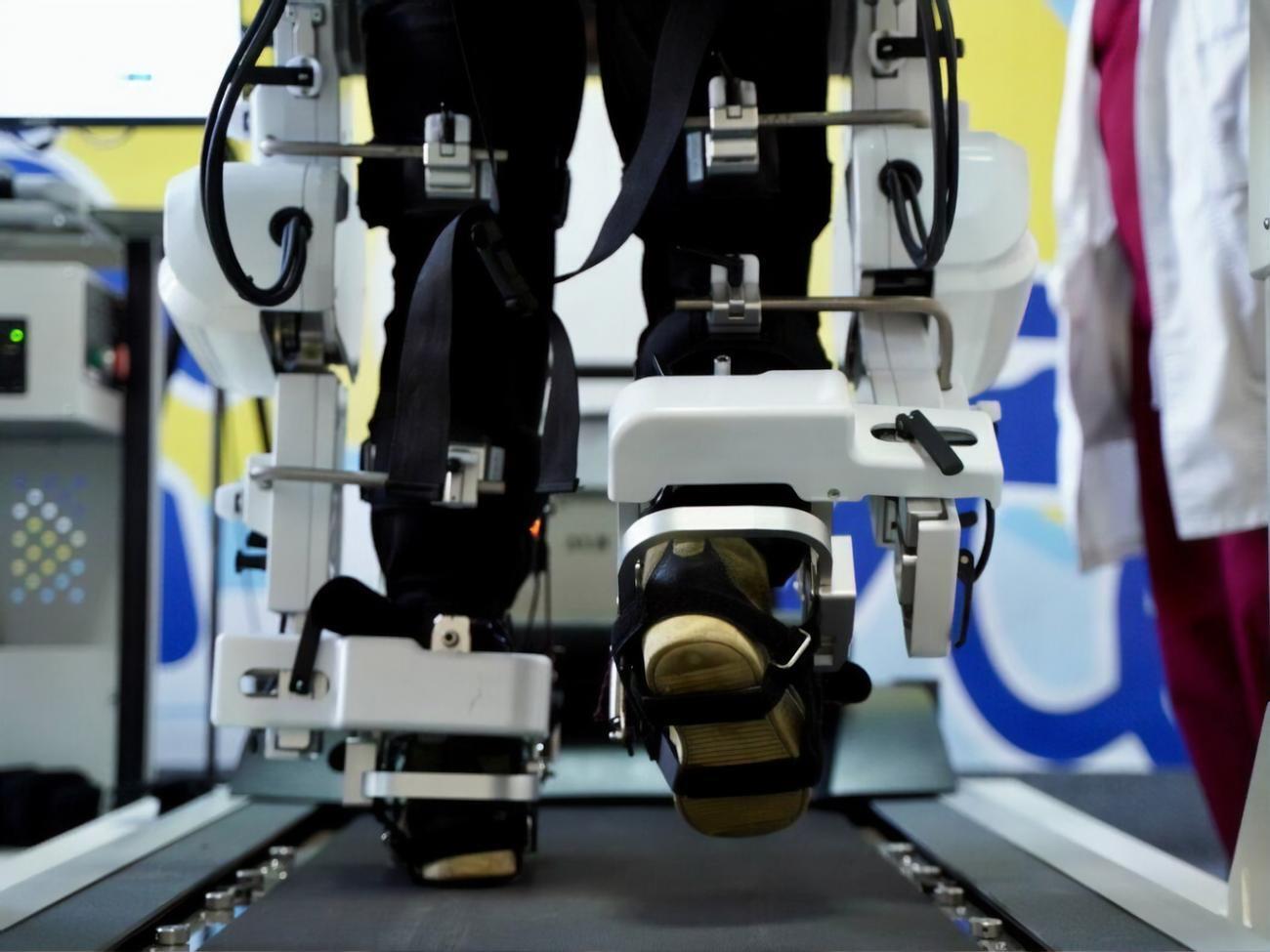 В центре установлен аппарат, который обучает пациента заново ходить или улучшает навыки ходьбы