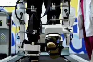 В центре установлен аппарат, который обучает пациента заново ходить или улучшает навыки ходьбы