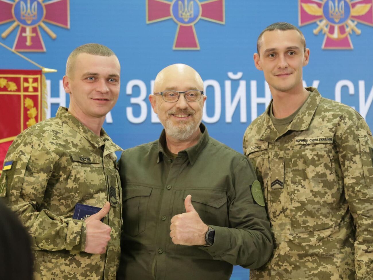 Резников (в центре) сообщил о поручении президента провести ротацию в центрах комплектования