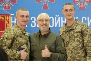 Резников (в центре) сообщил о поручении президента провести ротацию в центрах комплектования