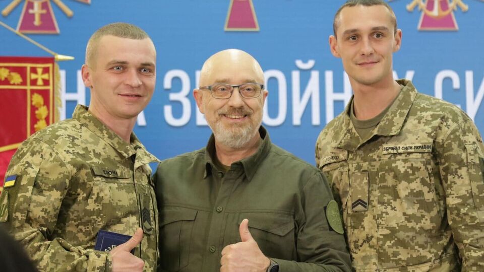 Резников (в центре) сообщил о поручении президента провести ротацию в центрах комплектования