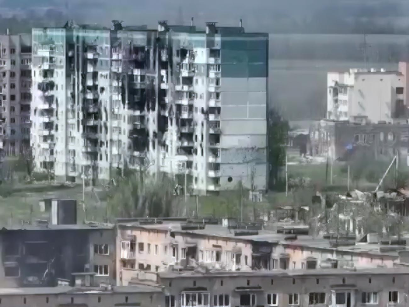 Российские оккупанты продолжают уничтожать остатки жилой застройки Угледара