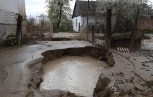 У людей во дворах образовались воронки