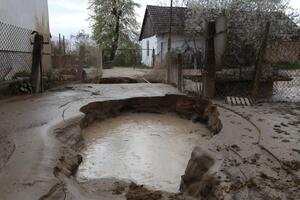 У людей у дворах утворилися вирви