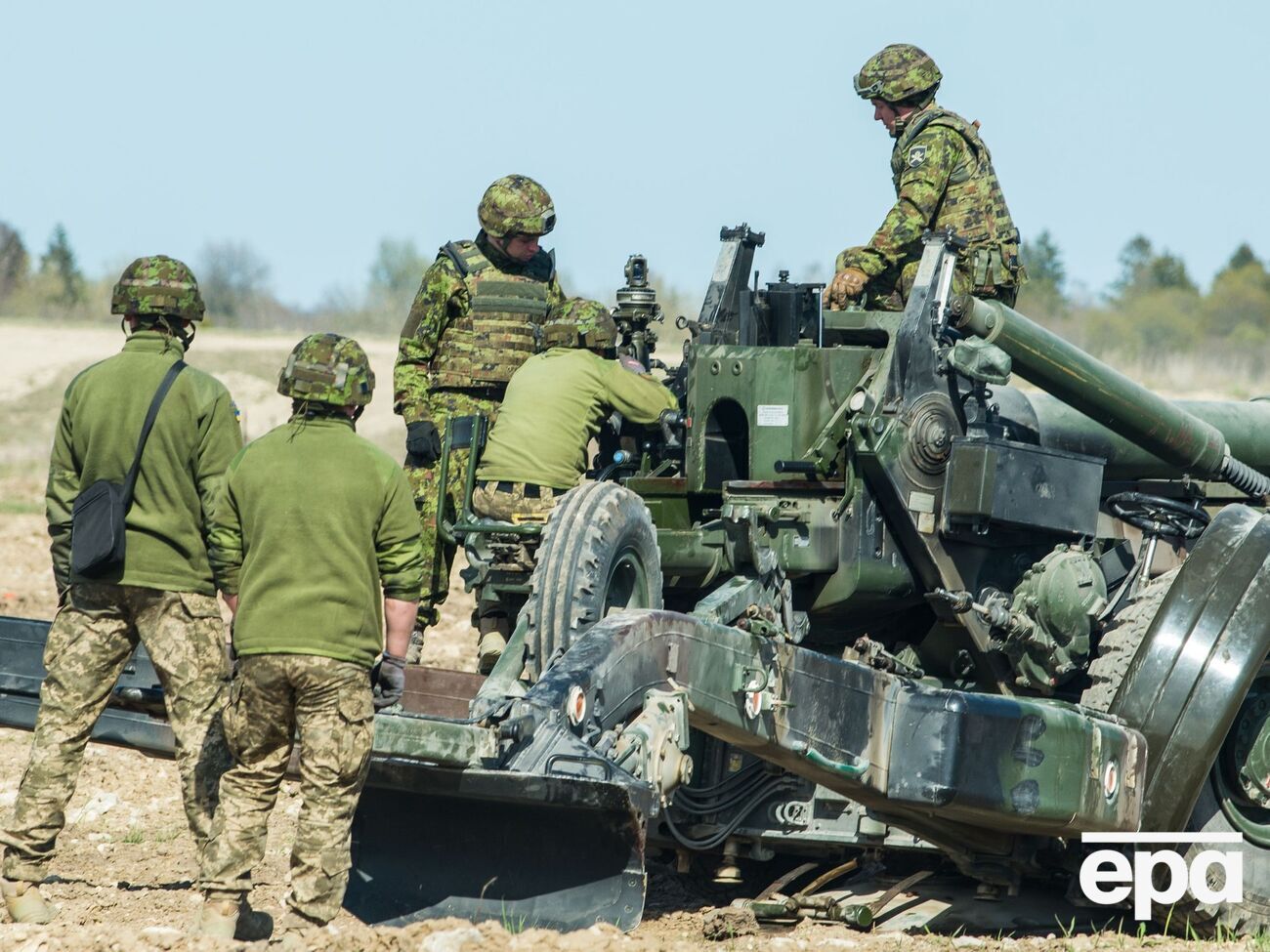 Украинские артиллеристы работают максимально точно, заверил Череватый