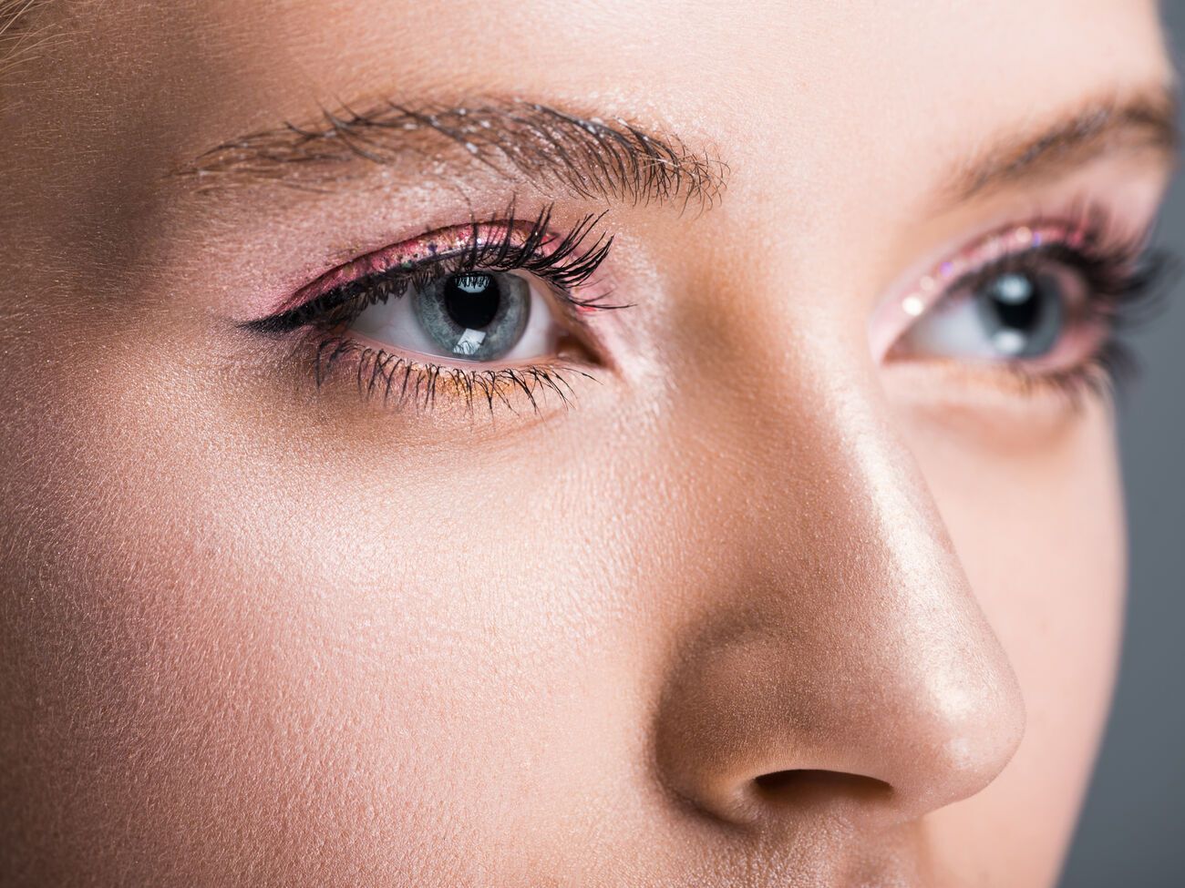 Сыворотка для ресниц применяется один раз в день в течение четырех недель