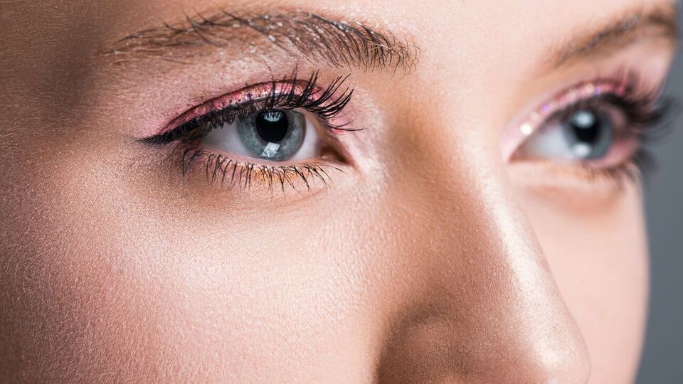 Сыворотка для ресниц применяется один раз в день в течение четырех недель