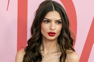 Ратаковски родилась в 1991 году в Великобритании