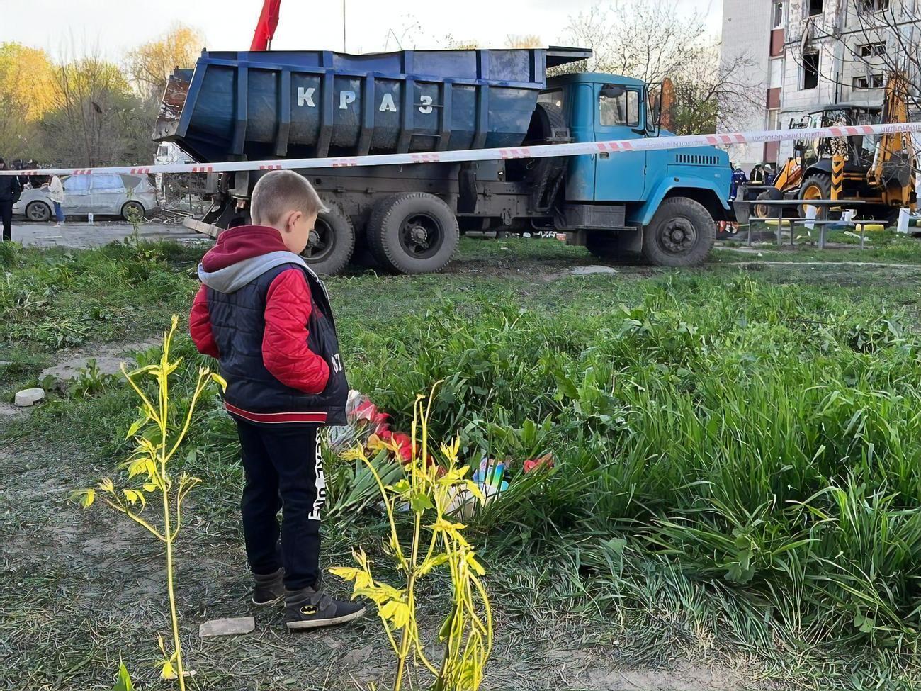 К разрушенному дому в Умани люди начали приносить цветы и детские игрушки, отметили в МВД