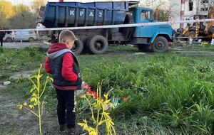 К разрушенному дому в Умани люди начали приносить цветы и детские игрушки, отметили в МВД