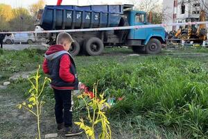 К разрушенному дому в Умани люди начали приносить цветы и детские игрушки, отметили в МВД