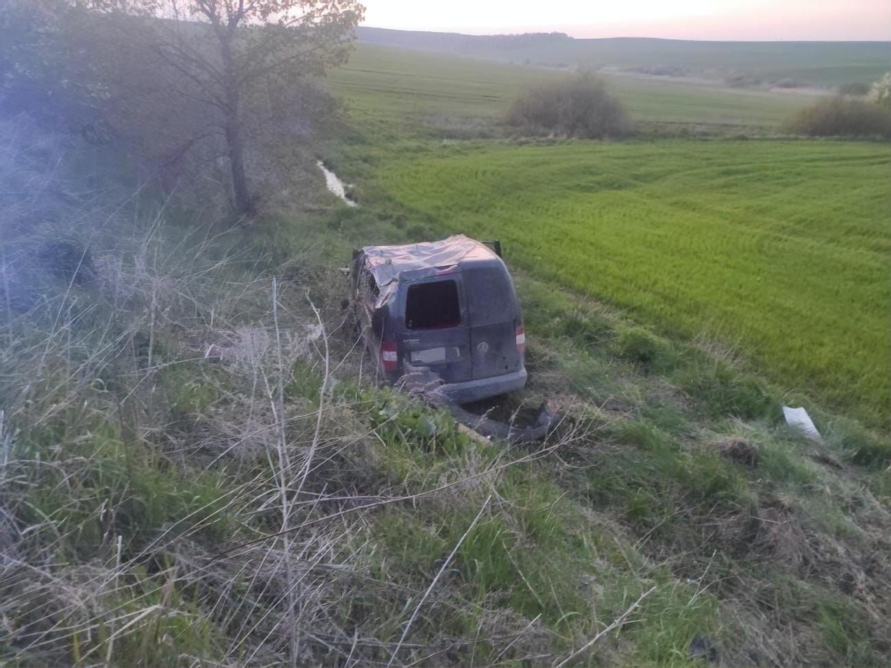 По данным полиции, водитель не справился с управлением и автомобиль съехал в кювет