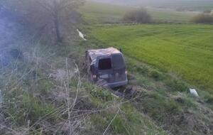 По данным полиции, водитель не справился с управлением и автомобиль съехал в кювет