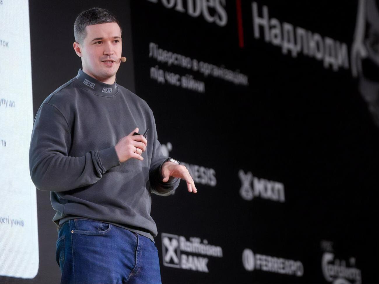 Сам пользуюсь ChatGPT. Он стал моим цифровым советником. В будущем искусственный интеллект заменит работу тысяч людей