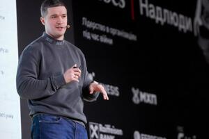 Сам користуюся ChatGPT. Він став моїм цифровим радником. У майбутньому штучний інтелект замінить роботу тисяч людей