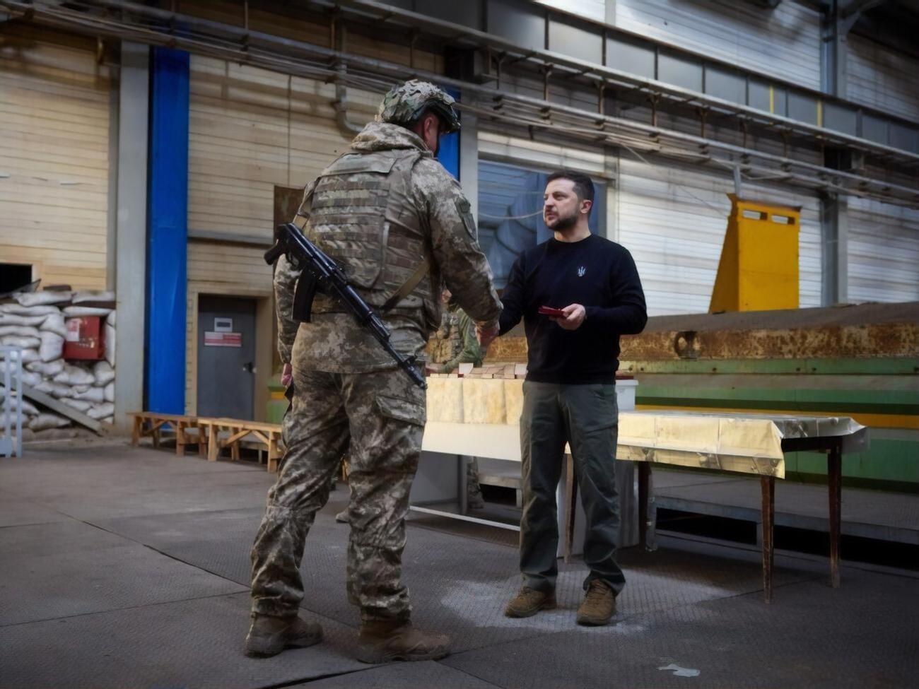 Зеленский о наградах украинцев: Это свидетельство необычайного ежедневного героизма наших людей