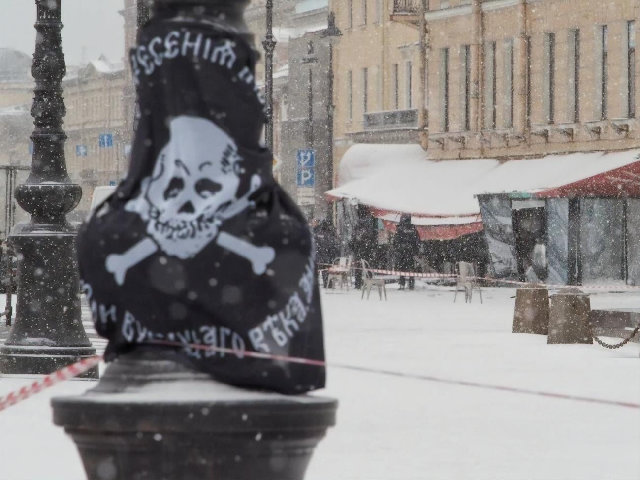 За даними ЗМІ, вибуховий пристрій був у статуетці, яку Татарському на заході вручила дівчина