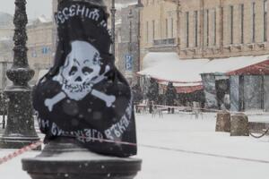 За даними ЗМІ, вибуховий пристрій був у статуетці, яку Татарському на заході вручила дівчина