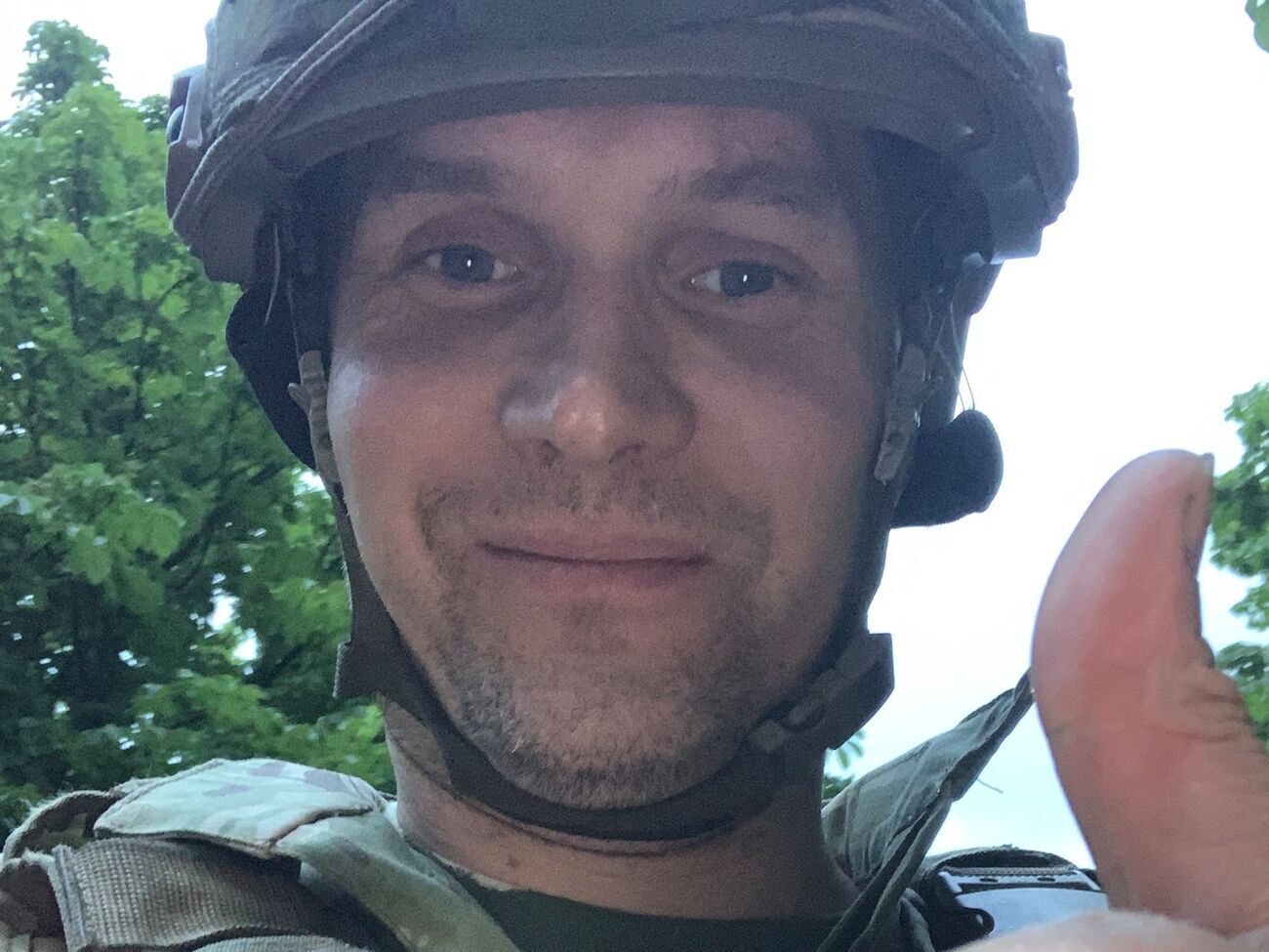 Девушка, подарившая Татарскому золотой бюст, вынуждена была сидеть рядом с бомбой. Девушки Бонда нервно курят в стороне