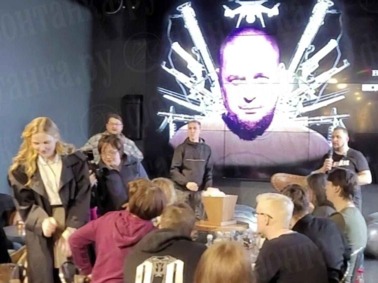 Трепова (на фото &ndash; перша зліва), імовірно, принесла на зустріч вибуховий пристрій