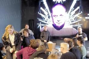 Трепова (на фото – перша зліва), імовірно, принесла на зустріч вибуховий пристрій