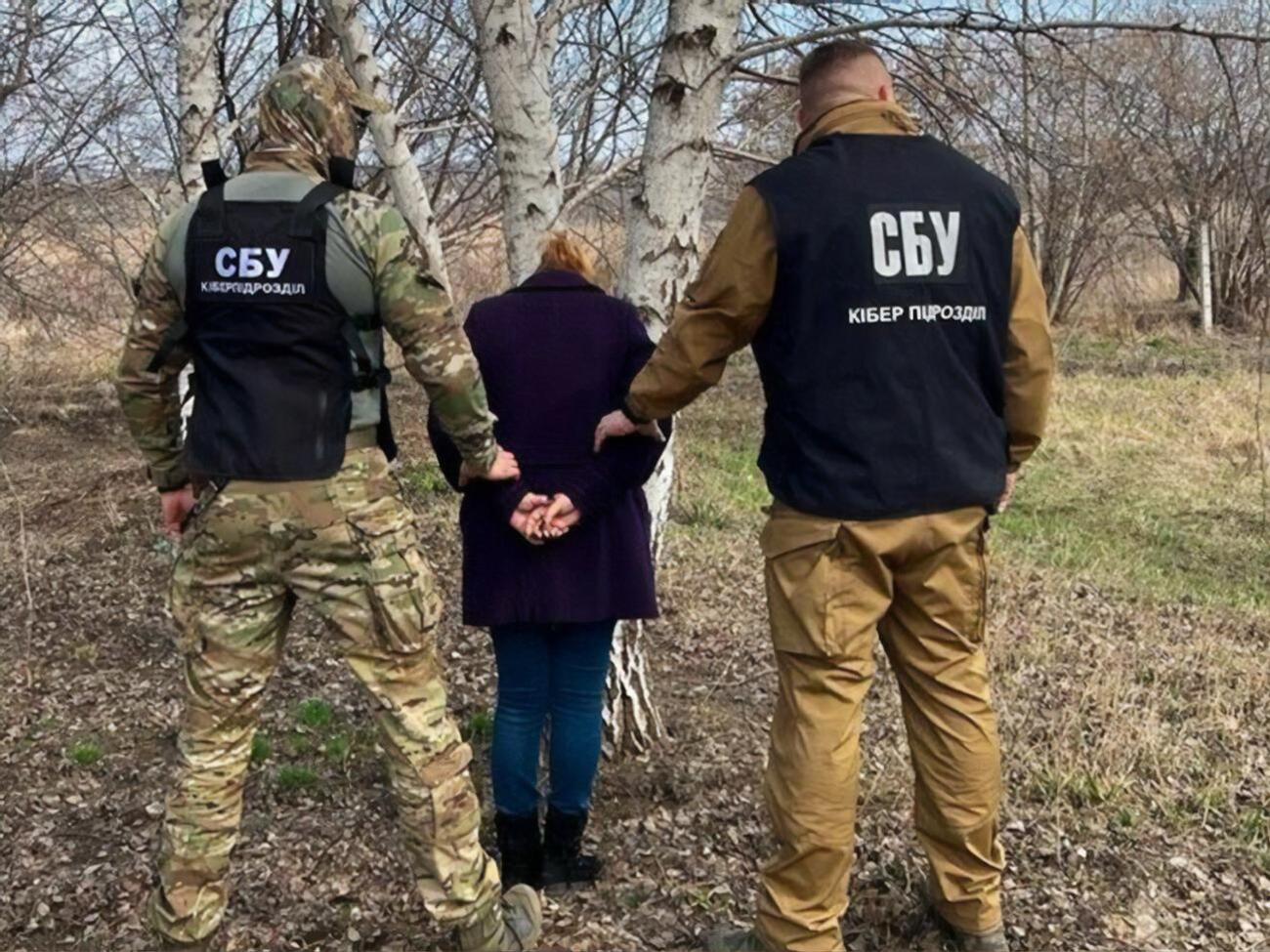 По данным спецслужбы, сотрудники СБУ задержали подозреваемую во время выполнения ею вражеской разведывательной задачи