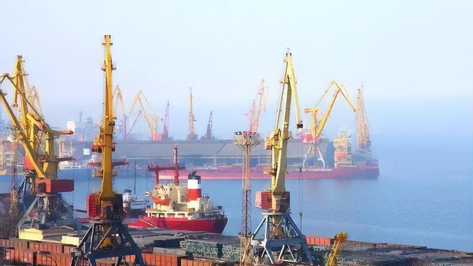 Постачання з України залізної руди і сталі, які зазвичай експортують великими вантажними суднами, повністю припинили