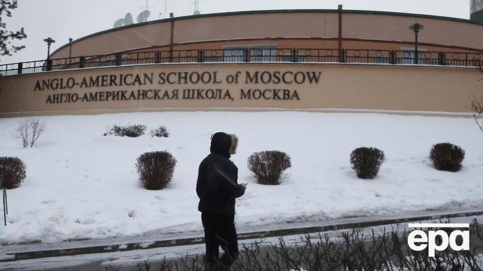 Школа была основана для детей дипломатов в 1949 году