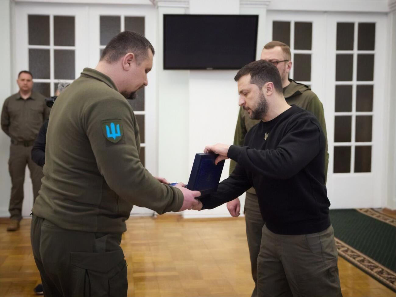 Зеленский передал награду главе Черниговской городской администрации