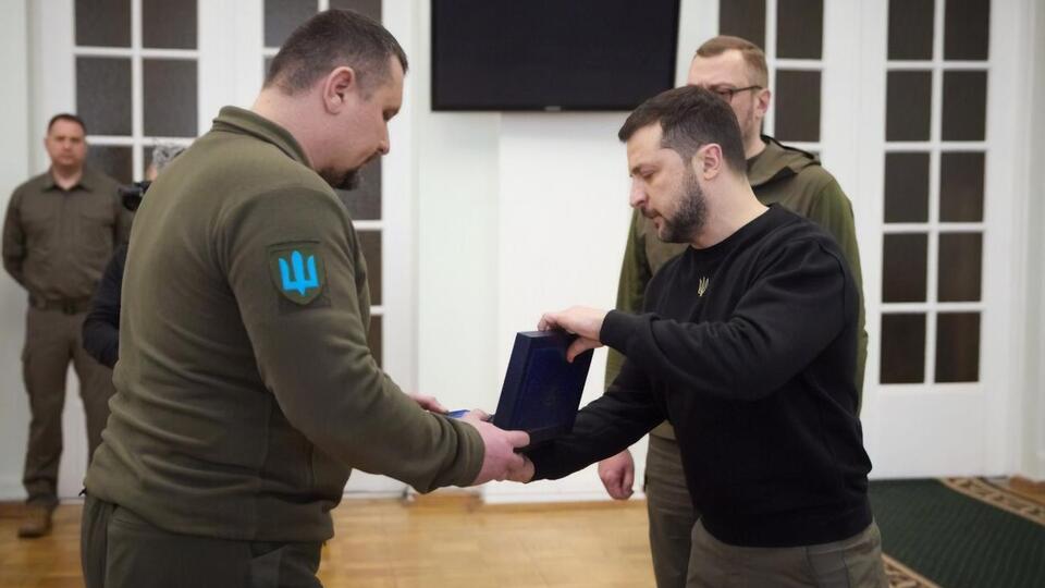 Зеленский передал награду главе Черниговской городской администрации