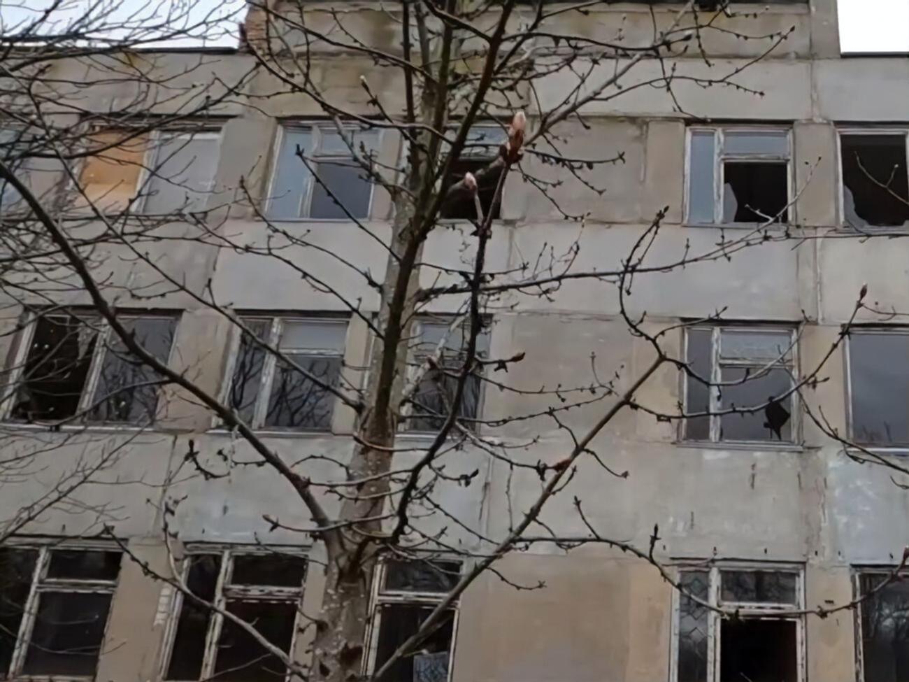 После российского обстрела более двух десятков окон медучреждения остались без стекла, отметили в Херсонской ОВА