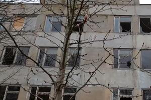 После российского обстрела более двух десятков окон медучреждения остались без стекла, отметили в Херсонской ОВА