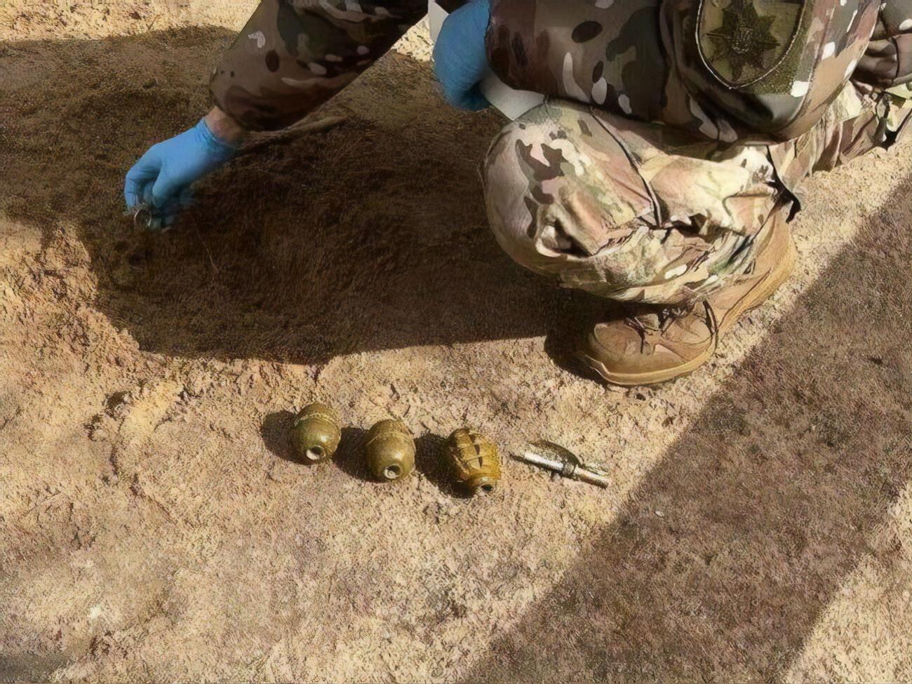 Гранаты были в песке на детской площадке