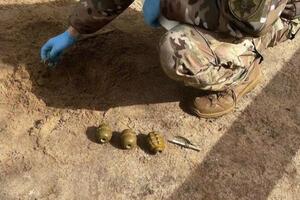 Гранаты были в песке на детской площадке