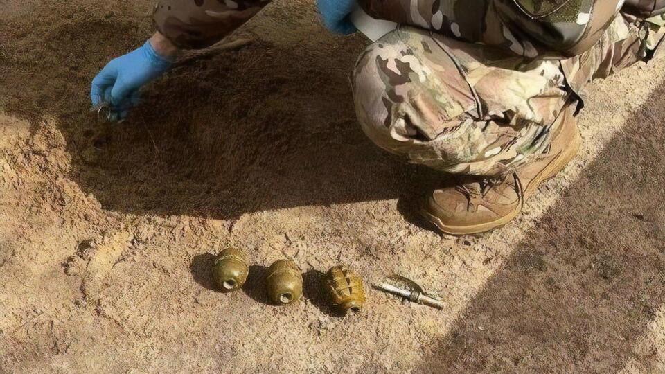 Гранаты были в песке на детской площадке