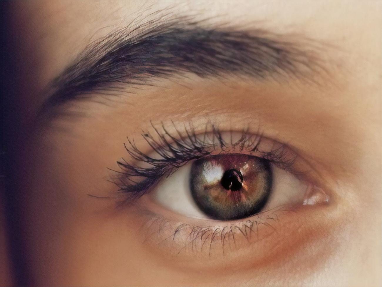 С возрастом волосы начинают редеть, и это касается в том числе и бровей