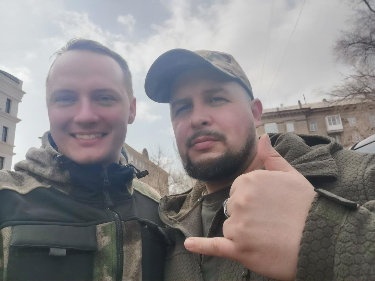 У российского волонтера Лучина (на фото слева) взломали аккаунт и сделали заказ на AliExpress
