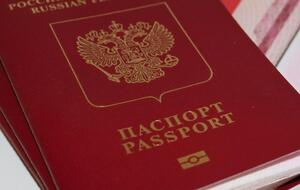 У российских чиновников забирают паспорта, чтобы они не уехали за границу, пишут СМИ