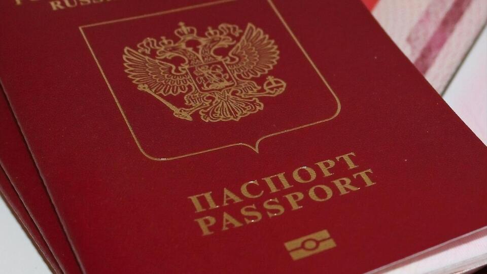 У российских чиновников забирают паспорта, чтобы они не уехали за границу, пишут СМИ