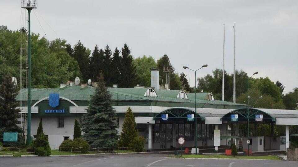 ДПСУ завернула на кордоні понад 400 чиновників, які не мали законних підстав для виїзду з України, зазначив Демченко