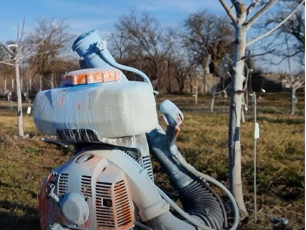 Обычной водой отмыть распылитель после бордоской смеси не получится