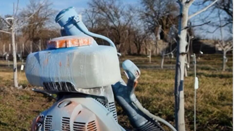 Обычной водой отмыть распылитель после бордоской смеси не получится