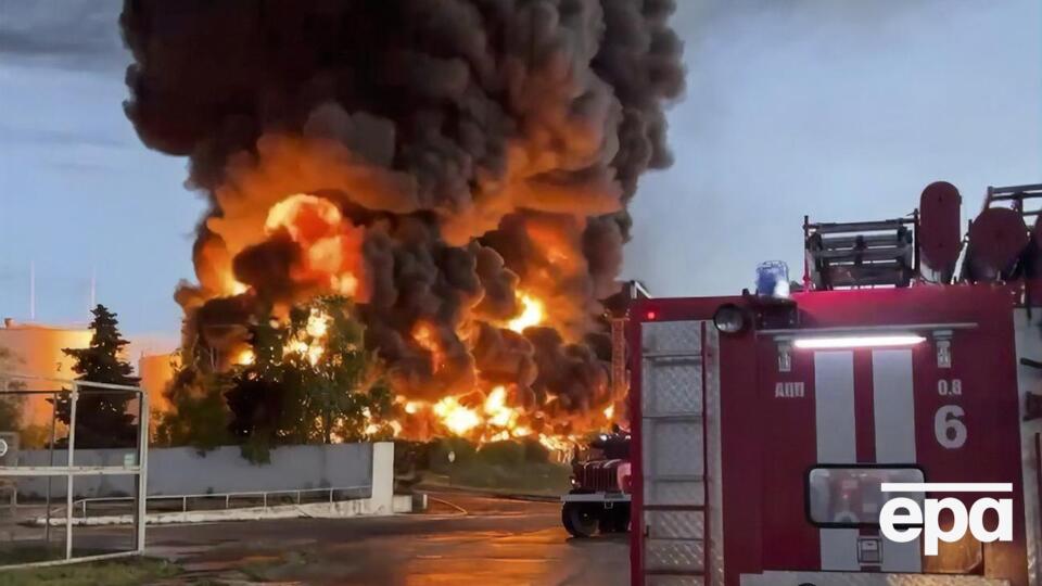 В результате пожара было уничтожено 10 резервуаров с нефтепродуктами общей емкостью около 40 тыс. тонн