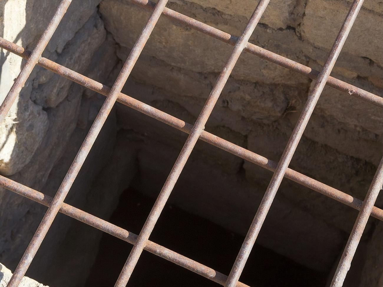 У підземні в'язниці саджають за пияцтво і спроби покинути армію, ідеться у звіті британської розвідки