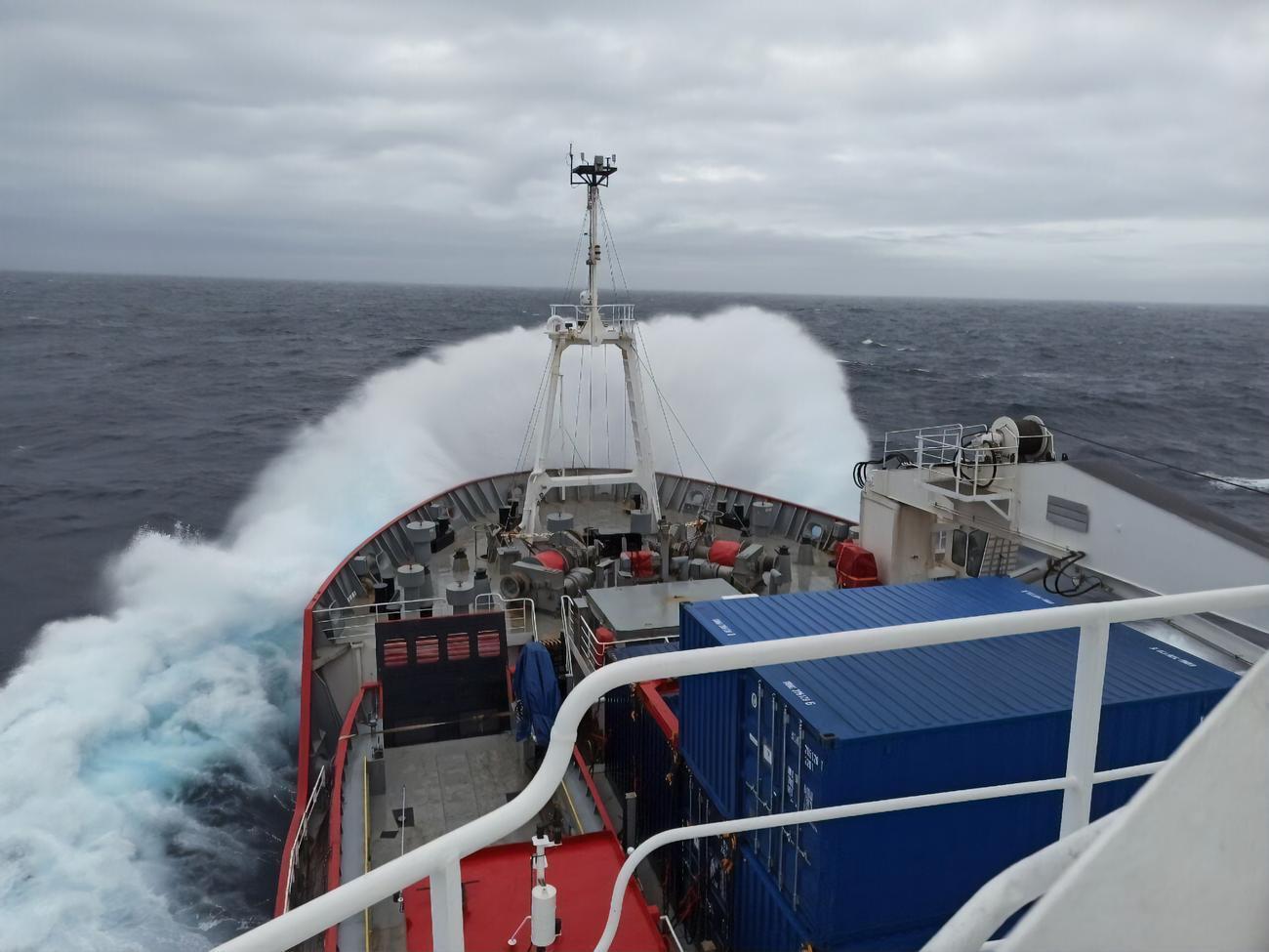 Украинский ледокол "Ноосфера" завершил второй антарктический сезон. Фоторепортаж